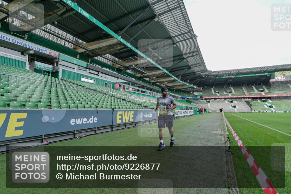 05.10.2025 - 20. swb-Marathon Bremen Michael Burmester http://msf.ph/oto/9226877 05.10.2025 10:54:06 Laufen im Stadion 10153 meine-sportfotos.de