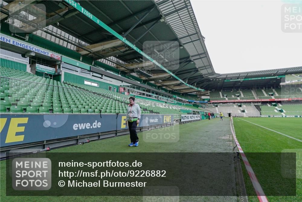 05.10.2025 - 20. swb-Marathon Bremen Michael Burmester http://msf.ph/oto/9226882 05.10.2025 10:55:46 Laufen im Stadion 9629, 10761, 10765, 7174, 9257, 10401, 10482 meine-sportfotos.de