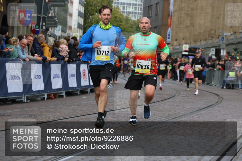 05.10.2025 - 20. swb-Marathon Bremen Strokosch-Dieckow http://msf.ph/oto/9226886 05.10.2025 10:49:36 Ziel 9626, 9627, 10170, 10636, 10712, 10726, 10873, 10888, 11579, 11692 meine-sportfotos.de
