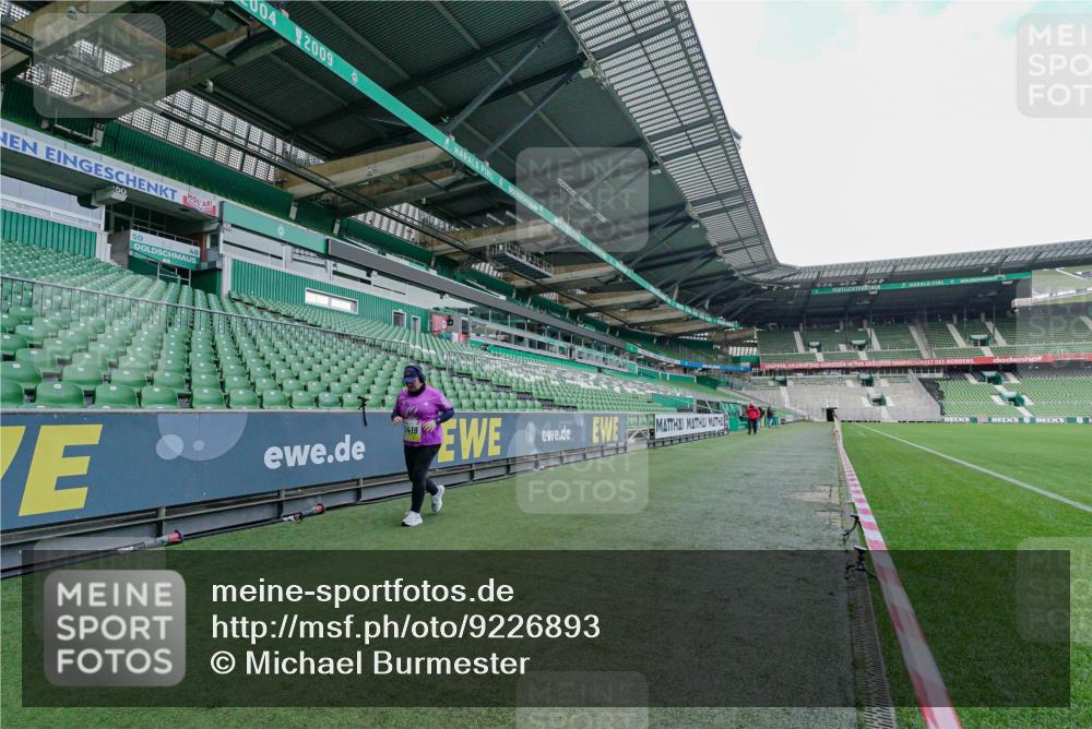05.10.2025 - 20. swb-Marathon Bremen Michael Burmester http://msf.ph/oto/9226893 05.10.2025 10:56:40 Laufen im Stadion 11419 meine-sportfotos.de