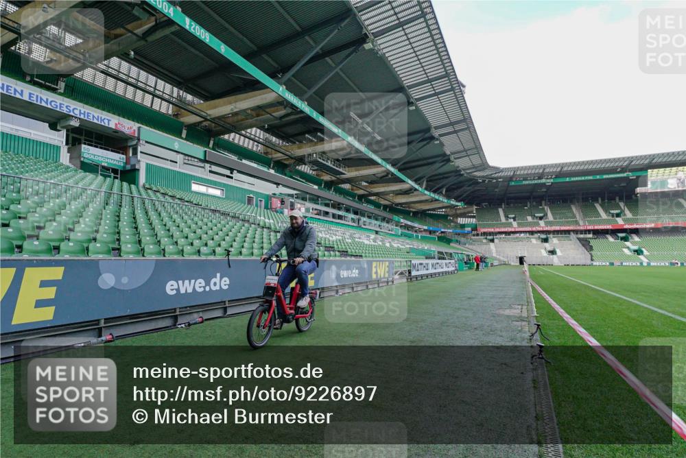 05.10.2025 - 20. swb-Marathon Bremen Michael Burmester http://msf.ph/oto/9226897 05.10.2025 10:58:12 Laufen im Stadion  meine-sportfotos.de