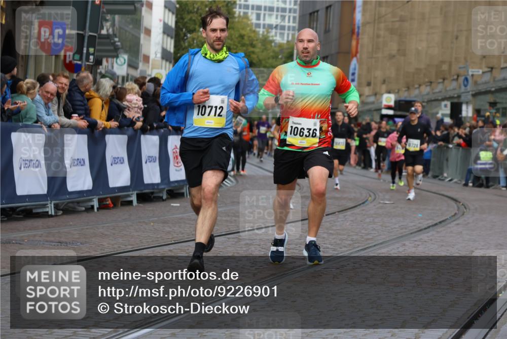 05.10.2025 - 20. swb-Marathon Bremen Strokosch-Dieckow http://msf.ph/oto/9226901 05.10.2025 10:49:36 Ziel 9626, 9627, 10170, 10636, 10712, 10726, 10873, 10888, 11579, 11692 meine-sportfotos.de