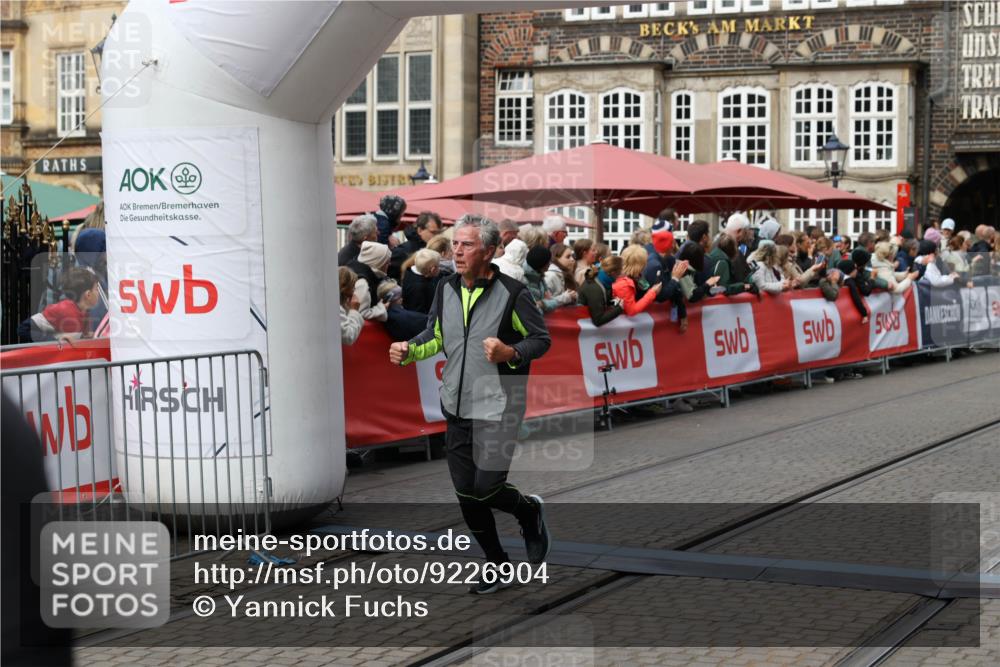 05.10.2025 - 20. swb-Marathon Bremen Yannick Fuchs http://msf.ph/oto/9226904 05.10.2025 11:00:59 Ziel 9327, 9389, 9827, 10182, 10571, 10690, 11155 meine-sportfotos.de
