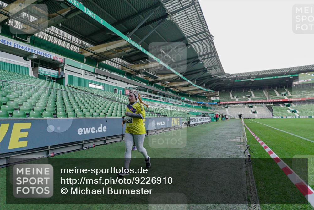 05.10.2025 - 20. swb-Marathon Bremen Michael Burmester http://msf.ph/oto/9226910 05.10.2025 10:59:28 Laufen im Stadion 9376, 10528, 11302 meine-sportfotos.de