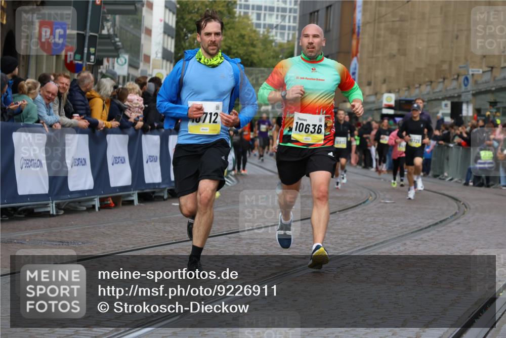 05.10.2025 - 20. swb-Marathon Bremen Strokosch-Dieckow http://msf.ph/oto/9226911 05.10.2025 10:49:36 Ziel 9626, 9627, 10170, 10636, 10712, 10726, 10873, 10888, 11579, 11692 meine-sportfotos.de