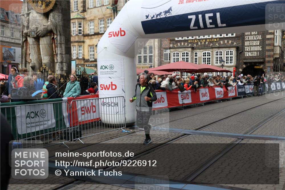 05.10.2025 - 20. swb-Marathon Bremen Yannick Fuchs http://msf.ph/oto/9226912 05.10.2025 11:00:59 Ziel 9327, 9389, 9827, 10182, 10571, 10690, 11155 meine-sportfotos.de