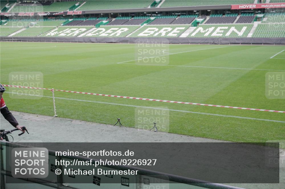 05.10.2025 - 20. swb-Marathon Bremen Michael Burmester http://msf.ph/oto/9226927 05.10.2025 10:17:16 Laufen im Stadion 11 meine-sportfotos.de