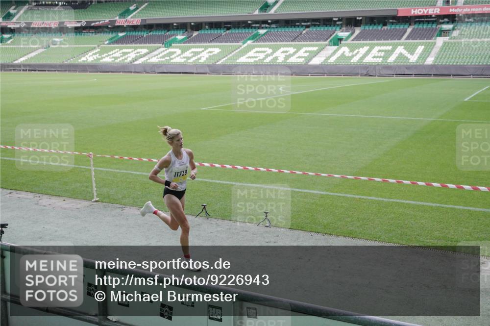 05.10.2025 - 20. swb-Marathon Bremen Michael Burmester http://msf.ph/oto/9226943 05.10.2025 10:17:24 Laufen im Stadion 11, 11739 meine-sportfotos.de