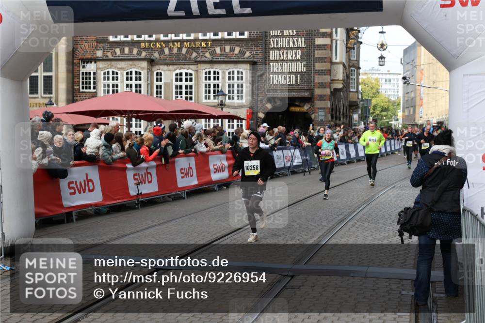 05.10.2025 - 20. swb-Marathon Bremen Yannick Fuchs http://msf.ph/oto/9226954 05.10.2025 11:01:03 Ziel 9600, 10258, 11155 meine-sportfotos.de