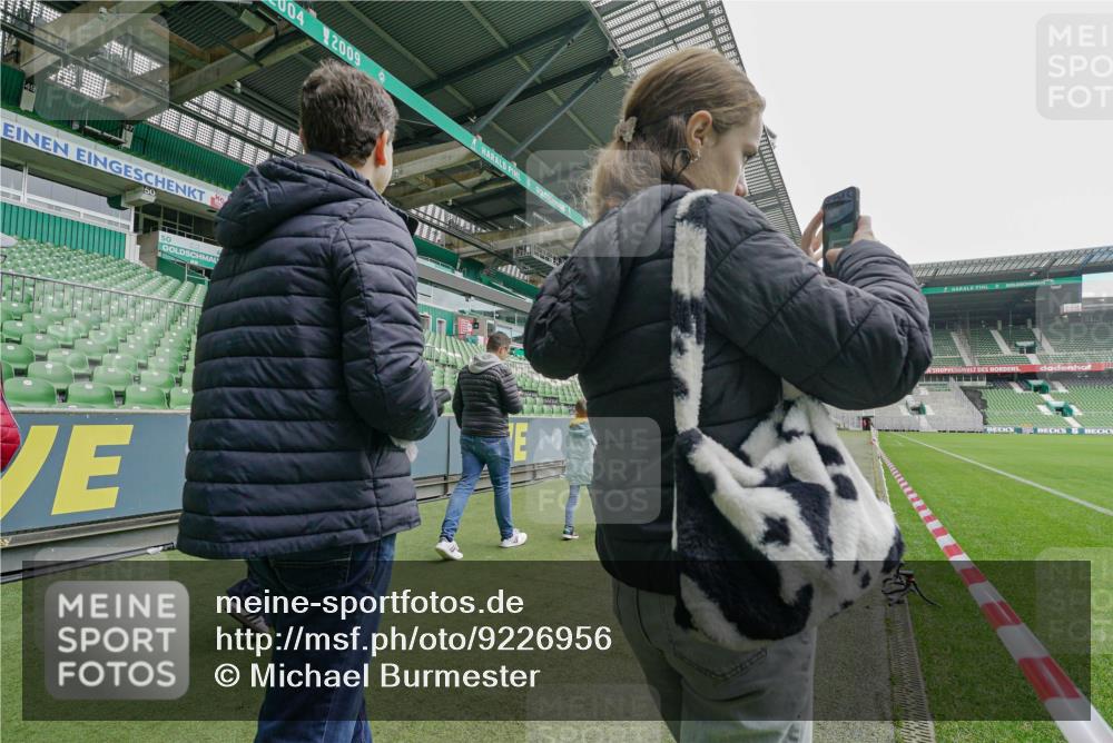 05.10.2025 - 20. swb-Marathon Bremen Michael Burmester http://msf.ph/oto/9226956 05.10.2025 11:29:06 Laufen im Stadion  meine-sportfotos.de
