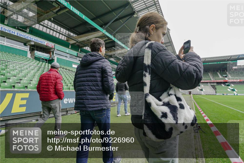 05.10.2025 - 20. swb-Marathon Bremen Michael Burmester http://msf.ph/oto/9226960 05.10.2025 11:29:07 Laufen im Stadion  meine-sportfotos.de