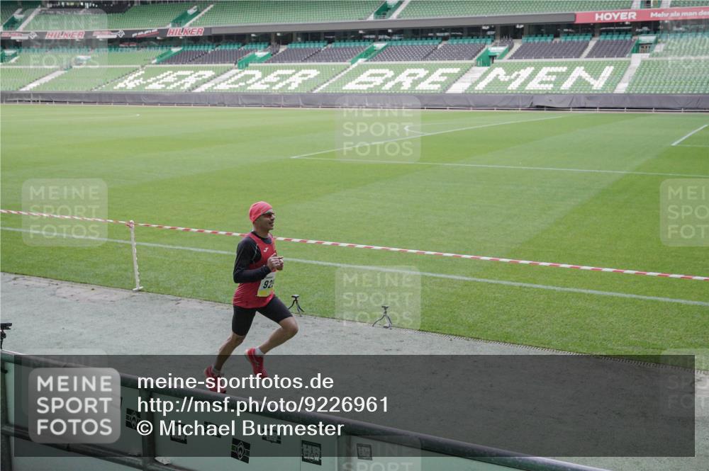 05.10.2025 - 20. swb-Marathon Bremen Michael Burmester http://msf.ph/oto/9226961 05.10.2025 10:17:31 Laufen im Stadion 11, 9291, 10905, 11739 meine-sportfotos.de