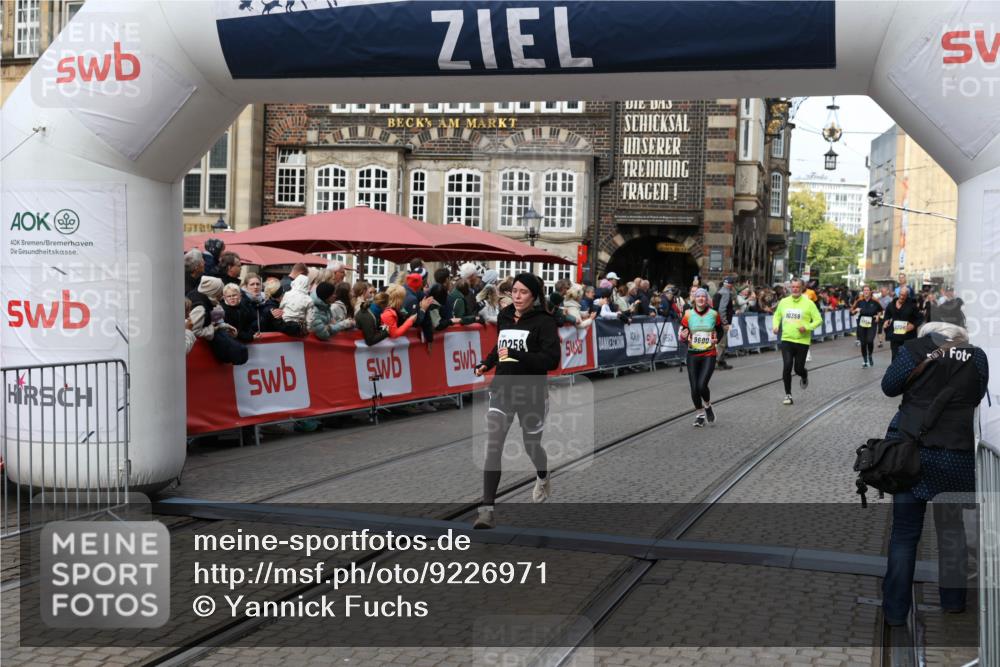 05.10.2025 - 20. swb-Marathon Bremen Yannick Fuchs http://msf.ph/oto/9226971 05.10.2025 11:01:03 Ziel 9600, 10258, 11155 meine-sportfotos.de