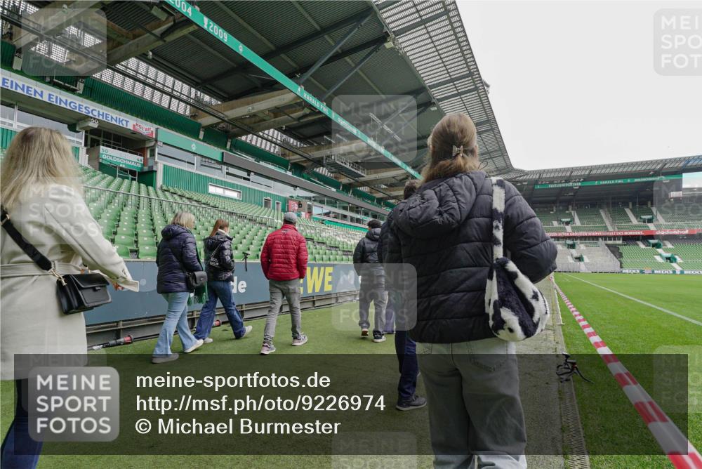 05.10.2025 - 20. swb-Marathon Bremen Michael Burmester http://msf.ph/oto/9226974 05.10.2025 11:29:09 Laufen im Stadion  meine-sportfotos.de