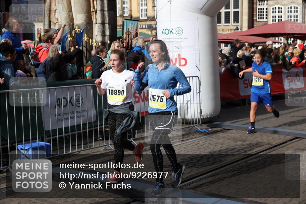 05.10.2025 - 20. swb-Marathon Bremen Yannick Fuchs http://msf.ph/oto/9226977 05.10.2025 10:57:58 Ziel 9221, 9979, 10219, 10341, 10651, 10834, 10890, 10975, 11023, 11457, 11469, 11564, 11575, 11731, 11744 meine-sportfotos.de