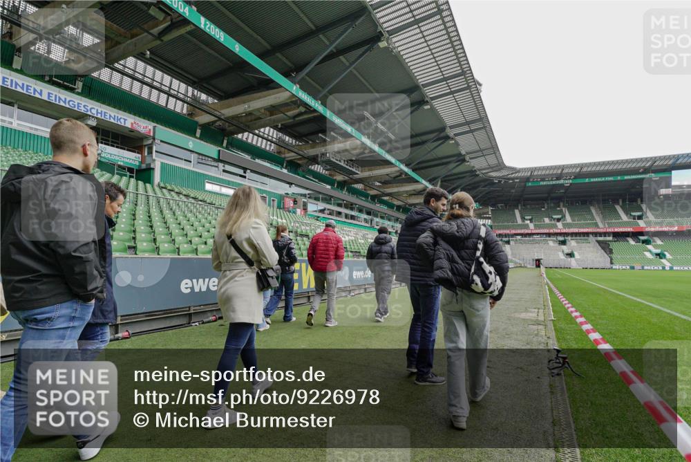 05.10.2025 - 20. swb-Marathon Bremen Michael Burmester http://msf.ph/oto/9226978 05.10.2025 11:29:11 Laufen im Stadion  meine-sportfotos.de