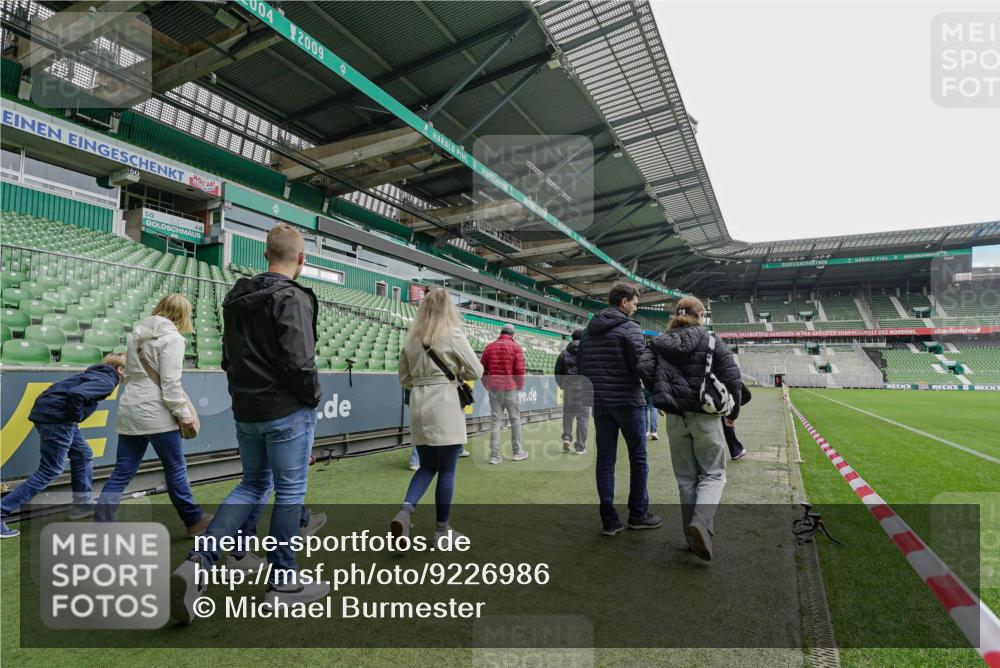 05.10.2025 - 20. swb-Marathon Bremen Michael Burmester http://msf.ph/oto/9226986 05.10.2025 11:29:12 Laufen im Stadion  meine-sportfotos.de