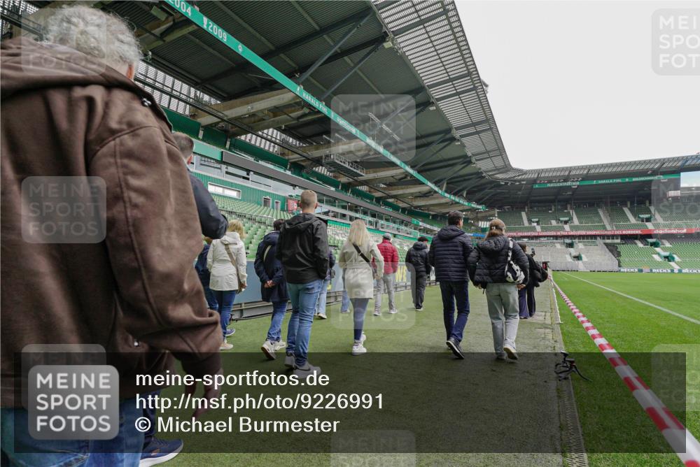 05.10.2025 - 20. swb-Marathon Bremen Michael Burmester http://msf.ph/oto/9226991 05.10.2025 11:29:13 Laufen im Stadion  meine-sportfotos.de