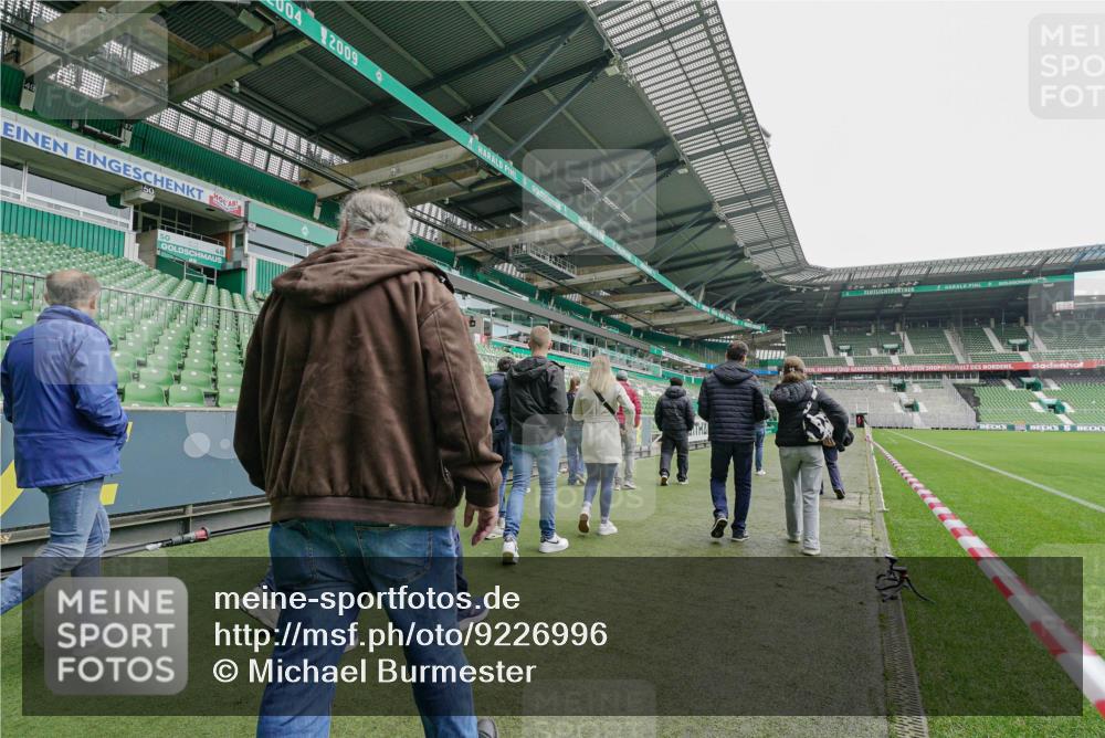 05.10.2025 - 20. swb-Marathon Bremen Michael Burmester http://msf.ph/oto/9226996 05.10.2025 11:29:14 Laufen im Stadion  meine-sportfotos.de