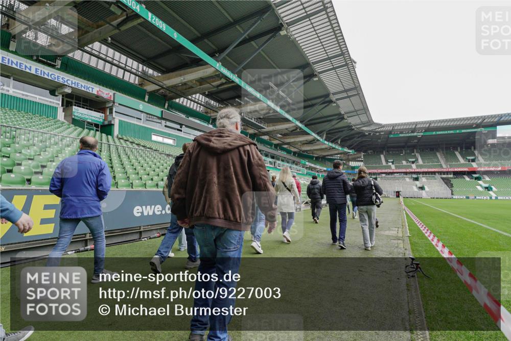 05.10.2025 - 20. swb-Marathon Bremen Michael Burmester http://msf.ph/oto/9227003 05.10.2025 11:29:15 Laufen im Stadion  meine-sportfotos.de