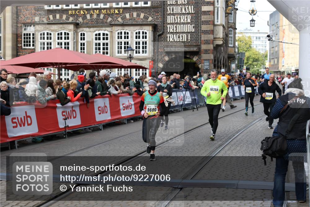 05.10.2025 - 20. swb-Marathon Bremen Yannick Fuchs http://msf.ph/oto/9227006 05.10.2025 11:01:05 Ziel 9208, 9600, 10228, 10258, 10359, 11155 meine-sportfotos.de