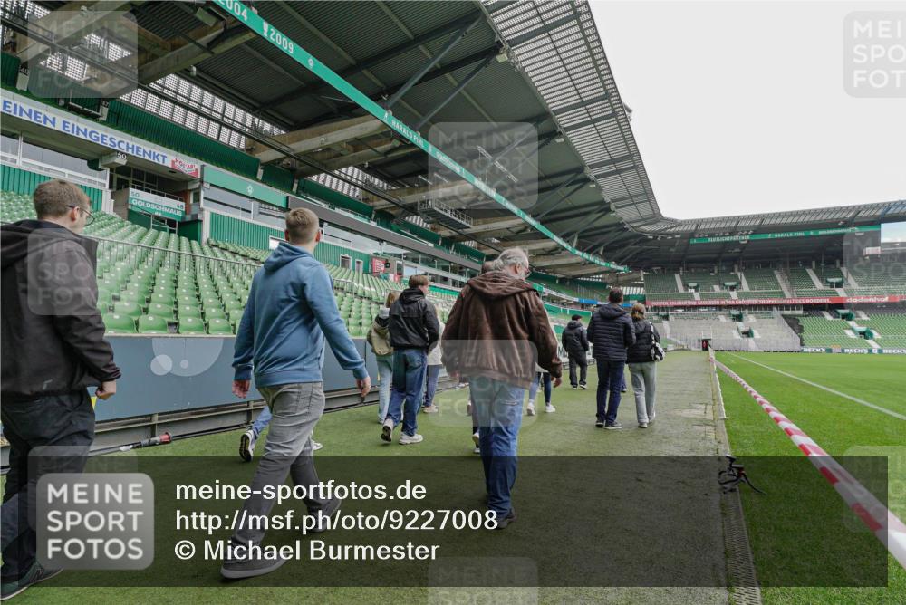 05.10.2025 - 20. swb-Marathon Bremen Michael Burmester http://msf.ph/oto/9227008 05.10.2025 11:29:17 Laufen im Stadion  meine-sportfotos.de