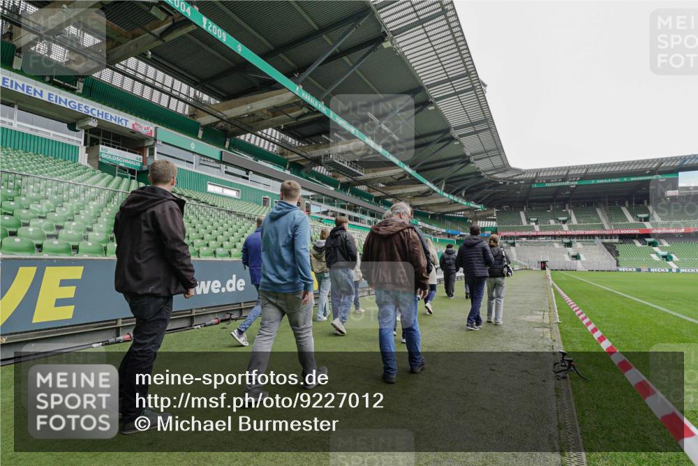 05.10.2025 - 20. swb-Marathon Bremen Michael Burmester http://msf.ph/oto/9227012 05.10.2025 11:29:17 Laufen im Stadion  meine-sportfotos.de