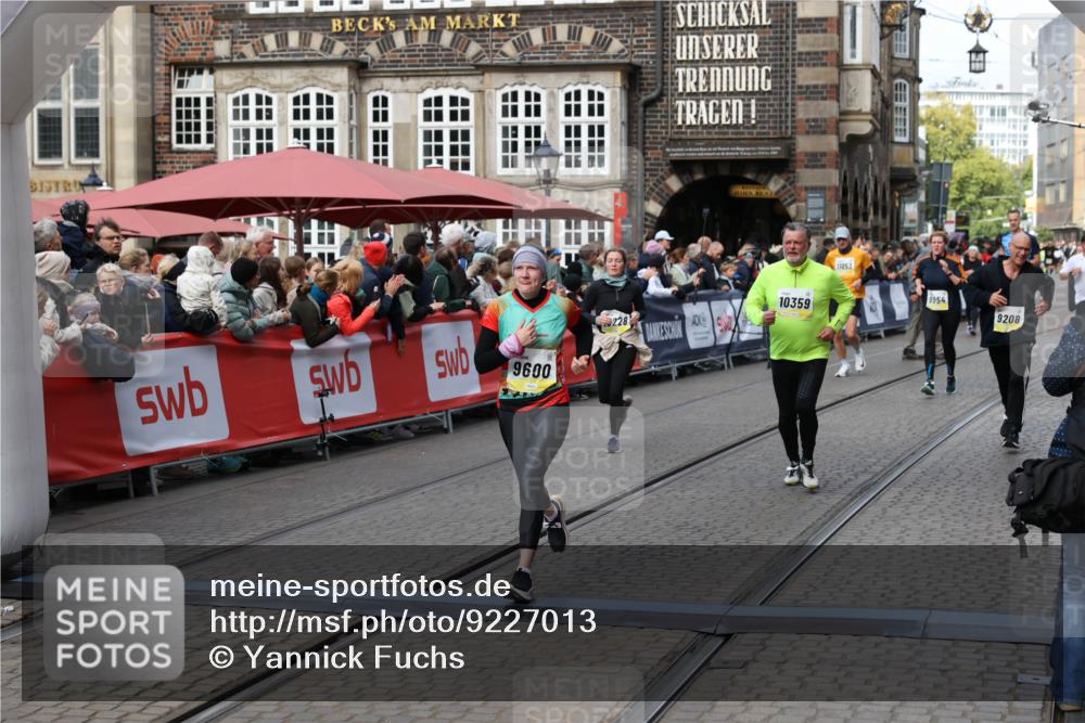 05.10.2025 - 20. swb-Marathon Bremen Yannick Fuchs http://msf.ph/oto/9227013 05.10.2025 11:01:05 Ziel 9208, 9600, 10228, 10258, 10359, 11155 meine-sportfotos.de