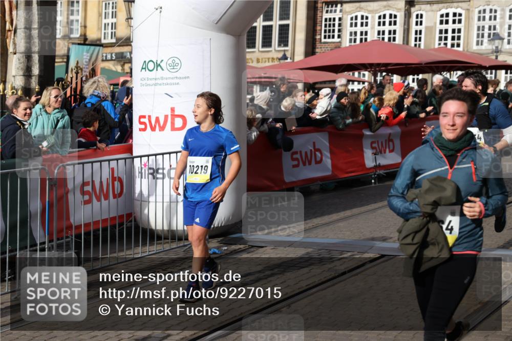 05.10.2025 - 20. swb-Marathon Bremen Yannick Fuchs http://msf.ph/oto/9227015 05.10.2025 10:57:59 Ziel 9221, 9719, 9979, 10219, 10341, 10651, 10834, 10890, 10975, 11023, 11116, 11301, 11457, 11469, 11564, 11575, 11731, 11744 meine-sportfotos.de