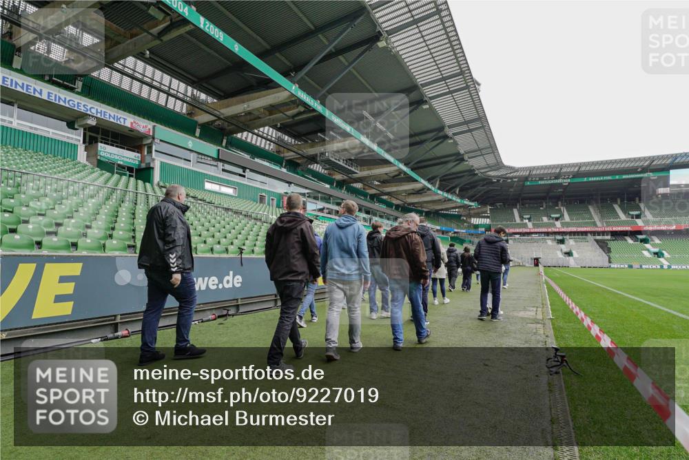 05.10.2025 - 20. swb-Marathon Bremen Michael Burmester http://msf.ph/oto/9227019 05.10.2025 11:29:19 Laufen im Stadion  meine-sportfotos.de