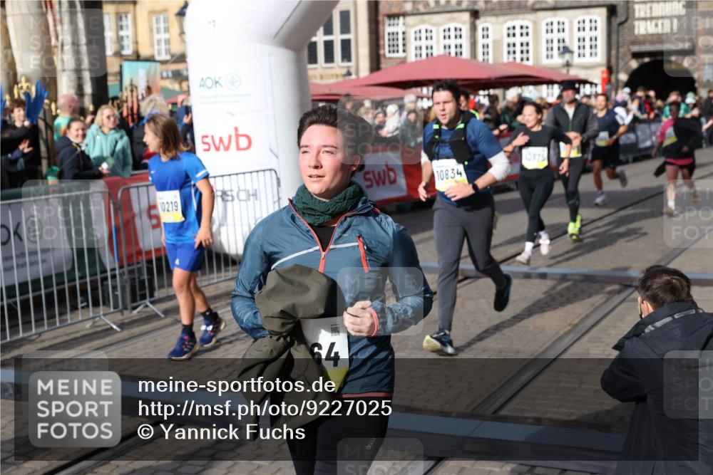 05.10.2025 - 20. swb-Marathon Bremen Yannick Fuchs http://msf.ph/oto/9227025 05.10.2025 10:58:00 Ziel 9221, 9568, 9719, 10219, 10341, 10651, 10703, 10834, 10890, 10975, 11023, 11116, 11301, 11457, 11469, 11564, 11575, 11744 meine-sportfotos.de