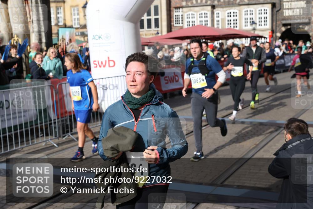 05.10.2025 - 20. swb-Marathon Bremen Yannick Fuchs http://msf.ph/oto/9227032 05.10.2025 10:58:00 Ziel 9221, 9568, 9719, 10219, 10341, 10651, 10703, 10834, 10890, 10975, 11023, 11116, 11301, 11457, 11469, 11564, 11575, 11744 meine-sportfotos.de