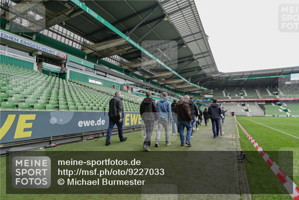 05.10.2025 - 20. swb-Marathon Bremen Michael Burmester http://msf.ph/oto/9227033 05.10.2025 11:29:20 Laufen im Stadion  meine-sportfotos.de