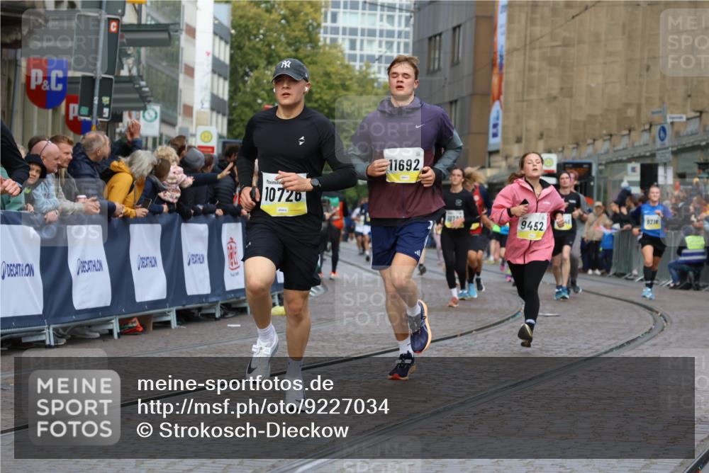 05.10.2025 - 20. swb-Marathon Bremen Strokosch-Dieckow http://msf.ph/oto/9227034 05.10.2025 10:49:42 Ziel 9218, 9452, 10170, 10726, 10781, 10873, 11692 meine-sportfotos.de