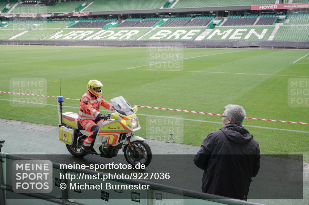 05.10.2025 - 20. swb-Marathon Bremen Michael Burmester http://msf.ph/oto/9227036 05.10.2025 10:18:56 Laufen im Stadion 9280, 9996, 11730, 11201 meine-sportfotos.de
