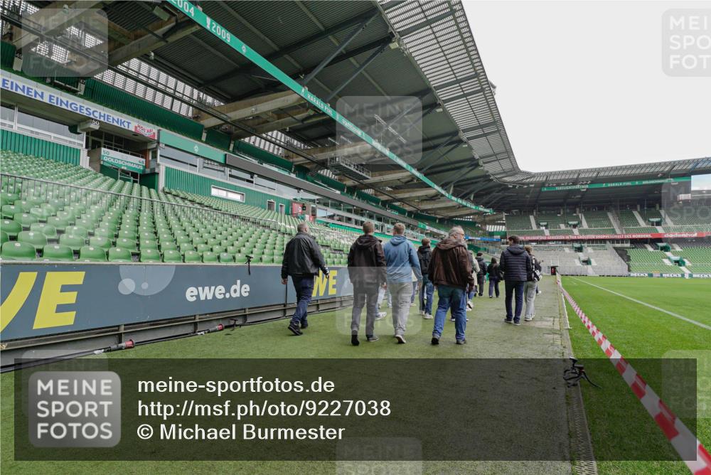 05.10.2025 - 20. swb-Marathon Bremen Michael Burmester http://msf.ph/oto/9227038 05.10.2025 11:29:21 Laufen im Stadion  meine-sportfotos.de