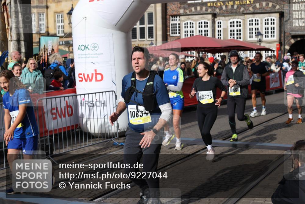 05.10.2025 - 20. swb-Marathon Bremen Yannick Fuchs http://msf.ph/oto/9227044 05.10.2025 10:58:00 Ziel 9221, 9568, 9719, 10219, 10341, 10651, 10703, 10834, 10890, 10975, 11023, 11116, 11301, 11457, 11469, 11564, 11575, 11744 meine-sportfotos.de