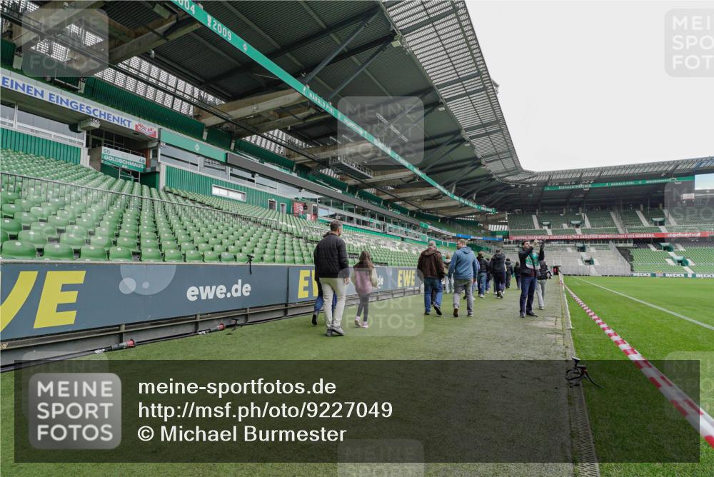 05.10.2025 - 20. swb-Marathon Bremen Michael Burmester http://msf.ph/oto/9227049 05.10.2025 11:29:29 Laufen im Stadion  meine-sportfotos.de