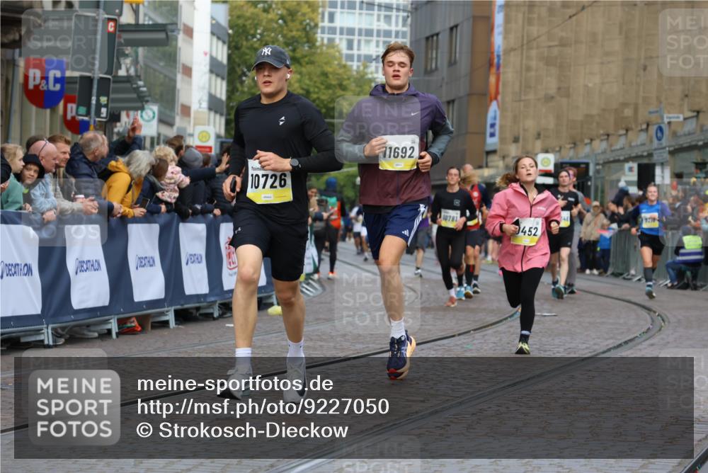 05.10.2025 - 20. swb-Marathon Bremen Strokosch-Dieckow http://msf.ph/oto/9227050 05.10.2025 10:49:42 Ziel 9218, 9452, 10170, 10726, 10781, 10873, 11692 meine-sportfotos.de