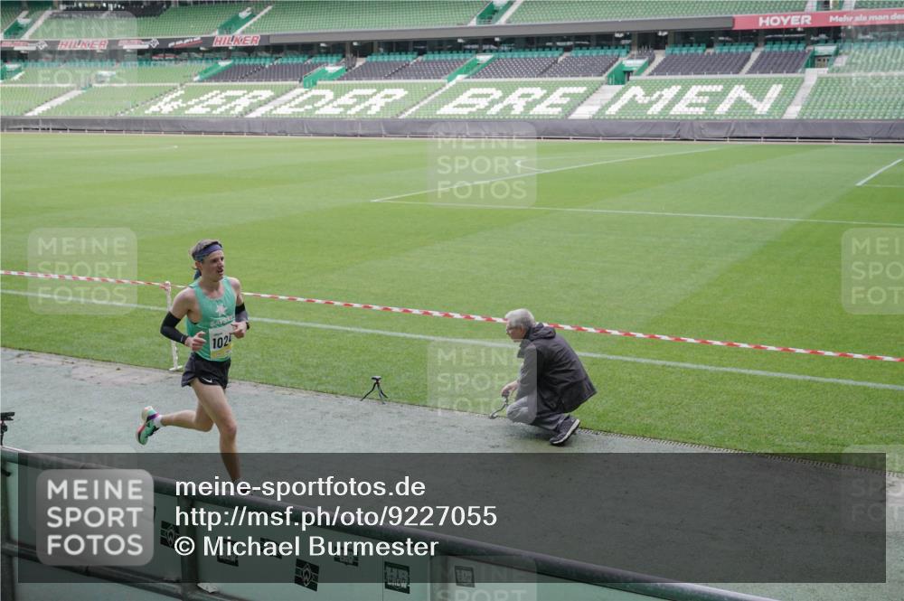 05.10.2025 - 20. swb-Marathon Bremen Michael Burmester http://msf.ph/oto/9227055 05.10.2025 10:19:05 Laufen im Stadion 9280, 9996, 10247, 10894, 11130, 11730, 11201 meine-sportfotos.de