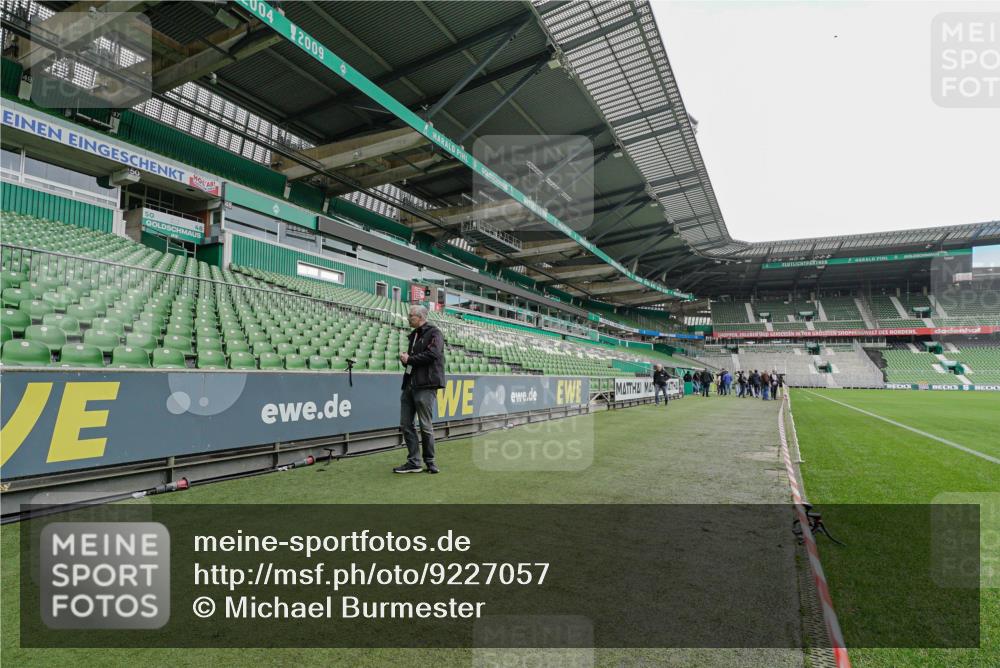 05.10.2025 - 20. swb-Marathon Bremen Michael Burmester http://msf.ph/oto/9227057 05.10.2025 11:30:17 Laufen im Stadion  meine-sportfotos.de
