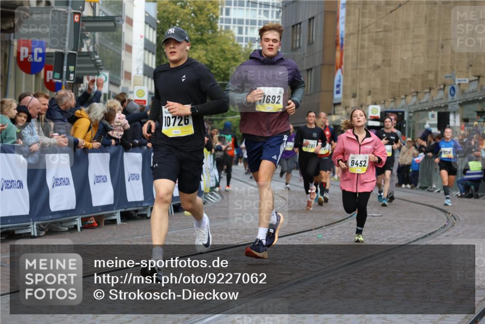 05.10.2025 - 20. swb-Marathon Bremen Strokosch-Dieckow http://msf.ph/oto/9227062 05.10.2025 10:49:42 Ziel 9218, 9452, 10170, 10726, 10781, 10873, 11692 meine-sportfotos.de