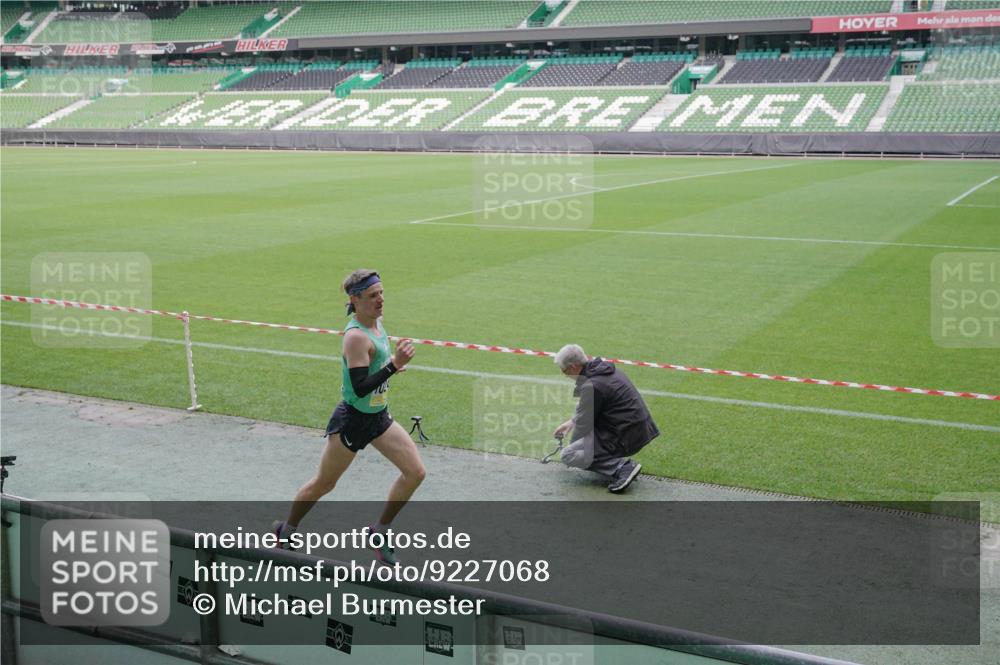 05.10.2025 - 20. swb-Marathon Bremen Michael Burmester http://msf.ph/oto/9227068 05.10.2025 10:19:06 Laufen im Stadion 9280, 9996, 10247, 10894, 11130, 11730, 9280, 11201 meine-sportfotos.de