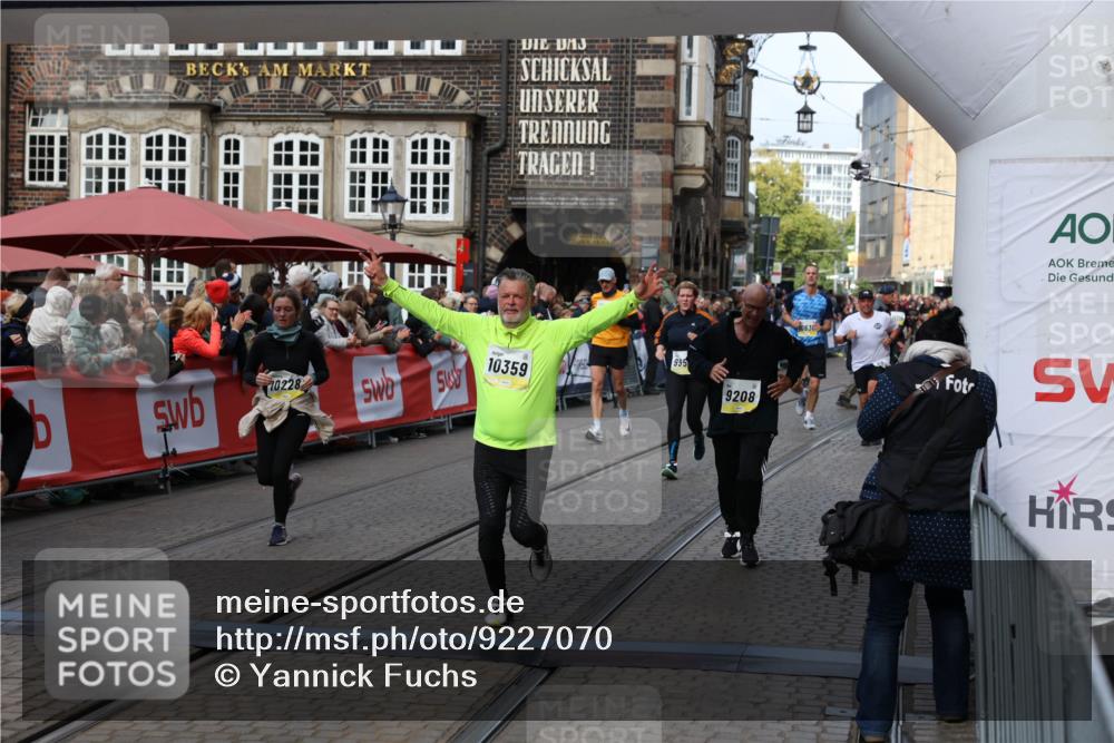 05.10.2025 - 20. swb-Marathon Bremen Yannick Fuchs http://msf.ph/oto/9227070 05.10.2025 11:01:07 Ziel 9208, 9305, 9600, 9954, 10228, 10258, 10359 meine-sportfotos.de