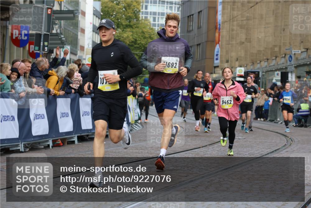 05.10.2025 - 20. swb-Marathon Bremen Strokosch-Dieckow http://msf.ph/oto/9227076 05.10.2025 10:49:42 Ziel 9218, 9452, 10170, 10726, 10781, 10873, 11692 meine-sportfotos.de