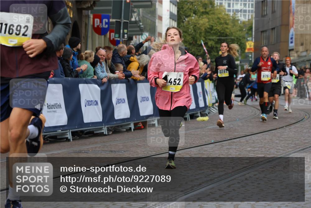 05.10.2025 - 20. swb-Marathon Bremen Strokosch-Dieckow http://msf.ph/oto/9227089 05.10.2025 10:49:45 Ziel 9218, 9369, 9452, 9696, 9761, 9889, 10346, 10726, 10781, 11091, 11692 meine-sportfotos.de