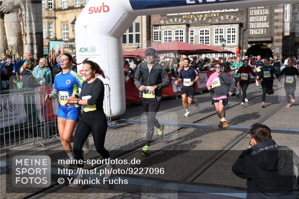 05.10.2025 - 20. swb-Marathon Bremen Yannick Fuchs http://msf.ph/oto/9227096 05.10.2025 10:58:01 Ziel 9221, 9568, 9719, 10219, 10651, 10703, 10834, 10890, 10975, 11023, 11116, 11301, 11457, 11469, 11564, 11575, 11744 meine-sportfotos.de