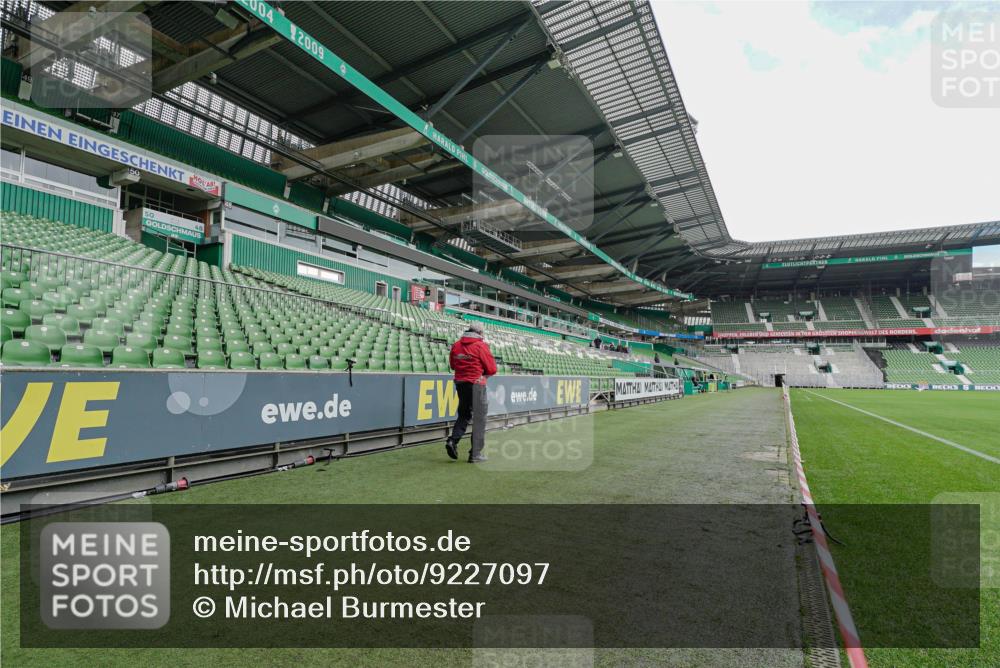 05.10.2025 - 20. swb-Marathon Bremen Michael Burmester http://msf.ph/oto/9227097 05.10.2025 11:32:49 Laufen im Stadion  meine-sportfotos.de