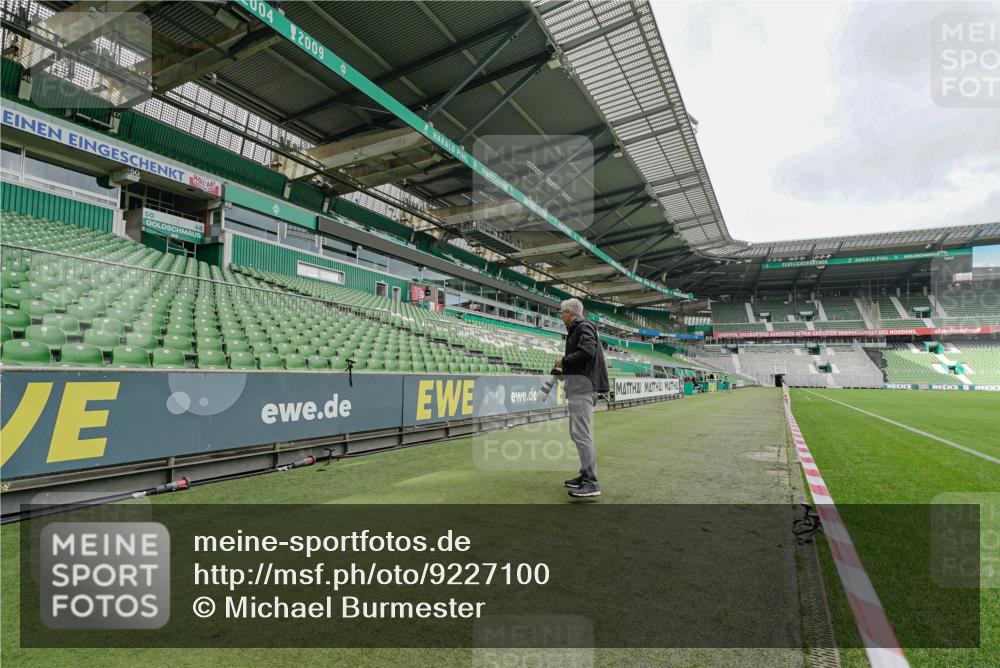 05.10.2025 - 20. swb-Marathon Bremen Michael Burmester http://msf.ph/oto/9227100 05.10.2025 11:38:37 Laufen im Stadion  meine-sportfotos.de