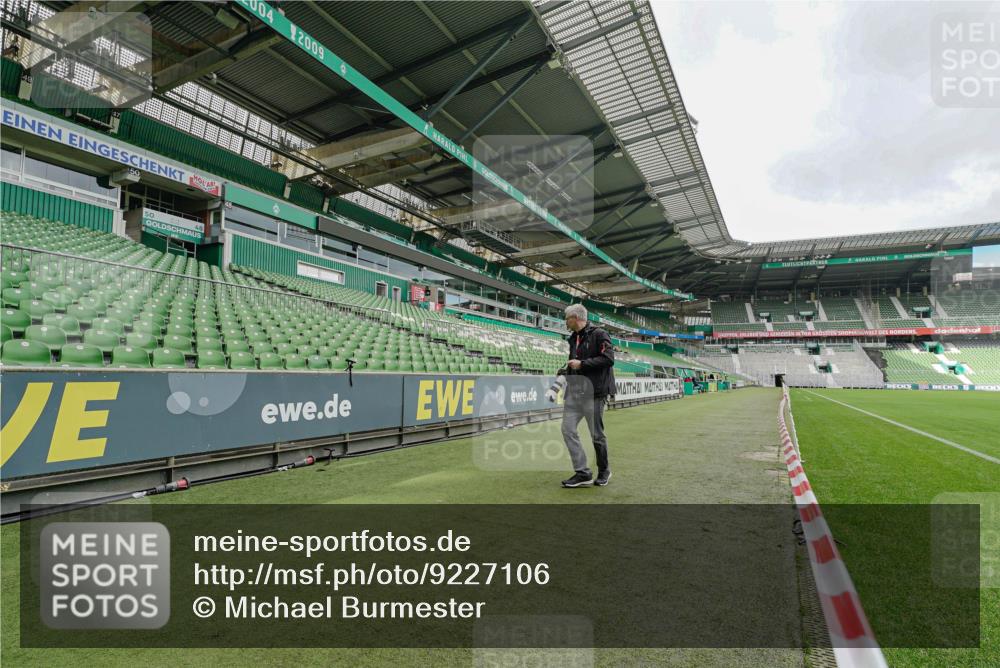05.10.2025 - 20. swb-Marathon Bremen Michael Burmester http://msf.ph/oto/9227106 05.10.2025 11:38:38 Laufen im Stadion  meine-sportfotos.de